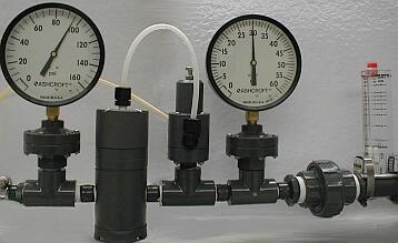 photo of Plast-O-Matic PRA Series regulator with optional Series PRS Stabilizer that has been set at 30 psi in a no-flow condition